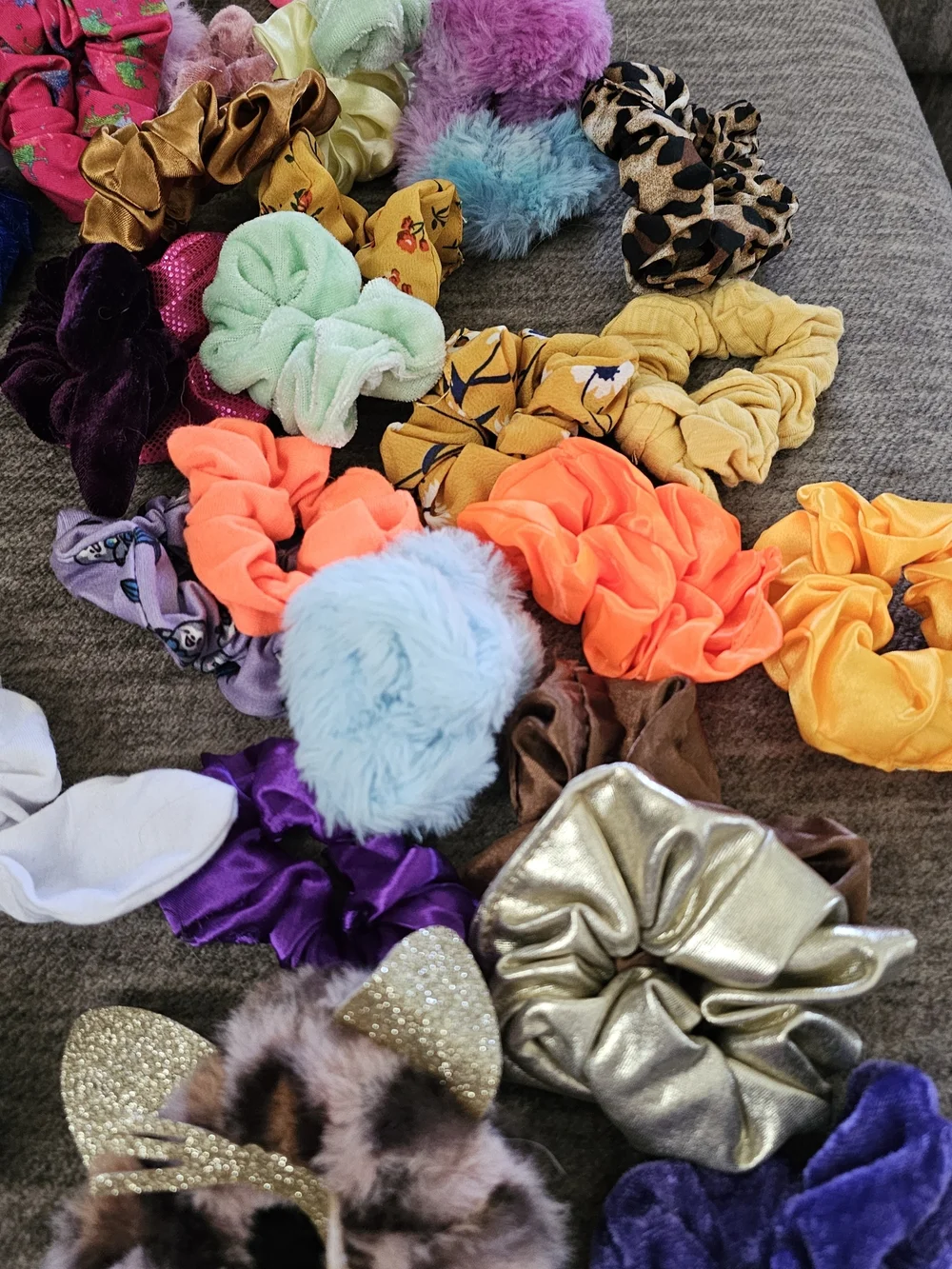 Assorted Large Hair Bows, Scunchies, Clips And Headbands